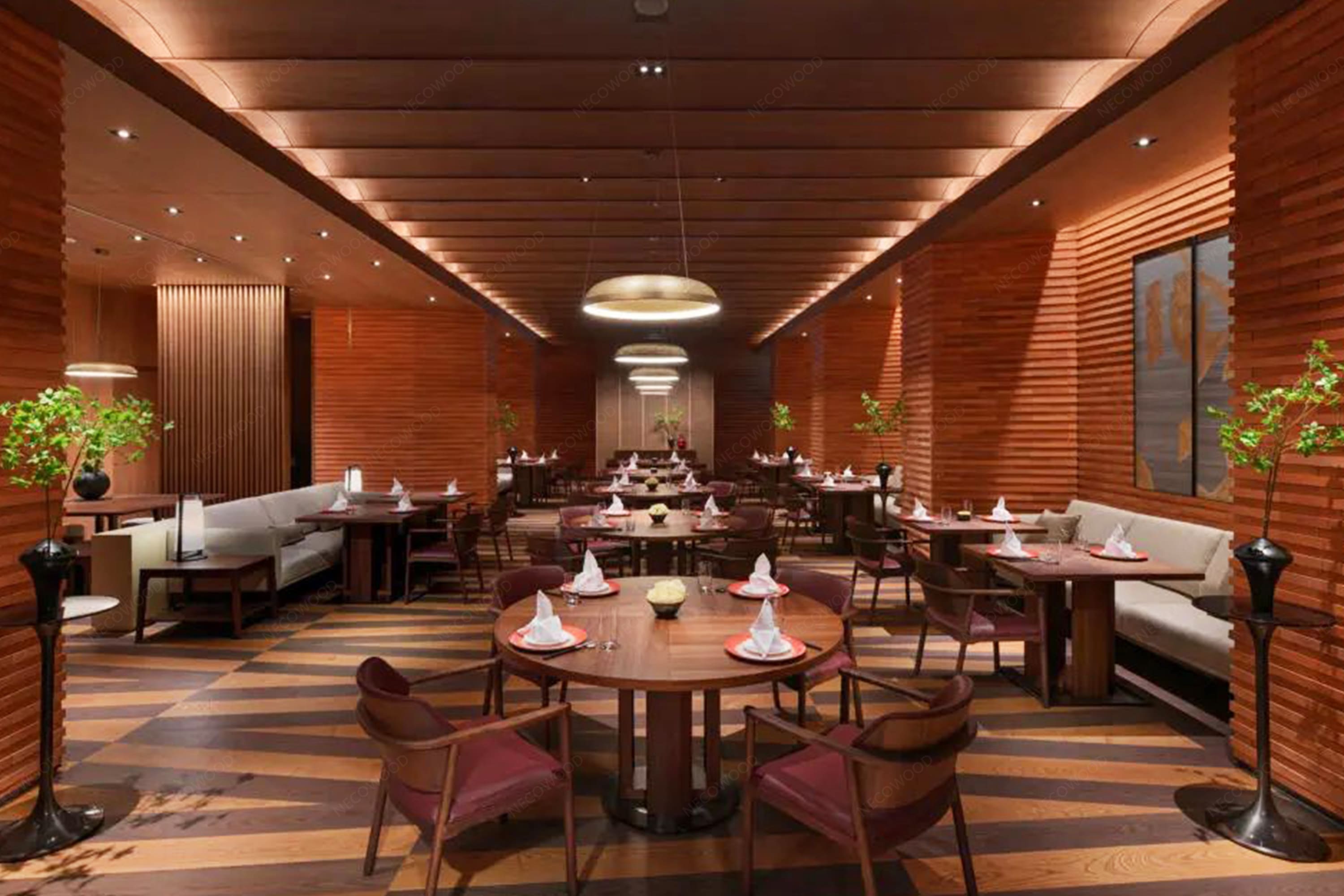 ¿Qué materiales son mejores para los hoteles? Una guía para los paneles de cristal de WPC, SPC y cristal de carbono