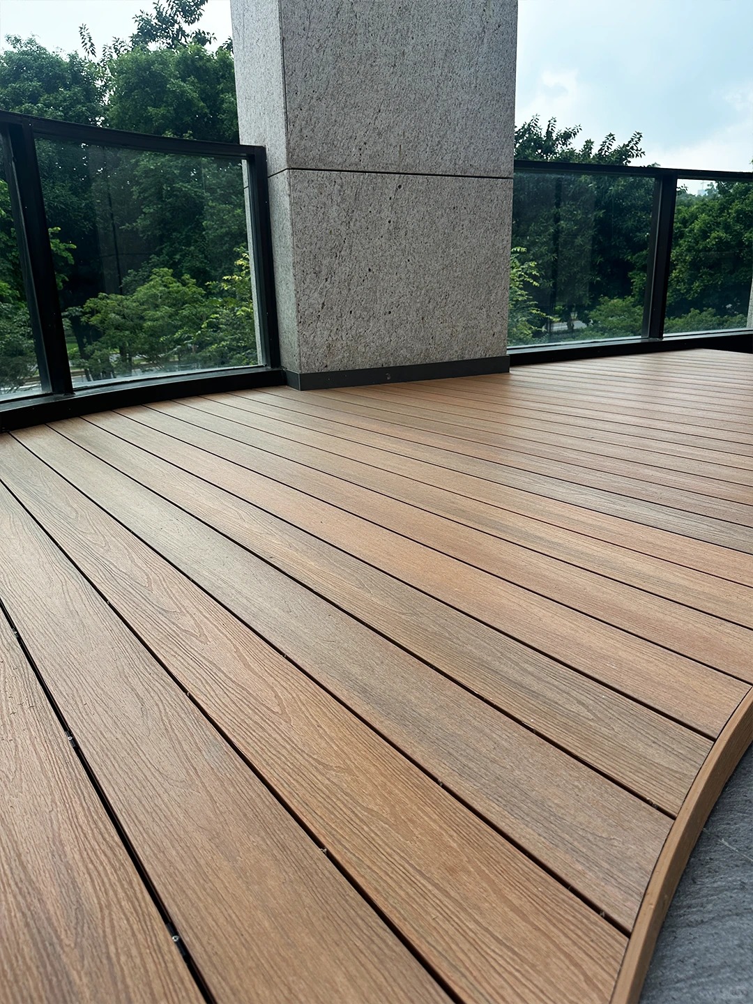 Plataforma de cubierta curva de WPC: cómo Necowood transformó un espacio exterior irregular