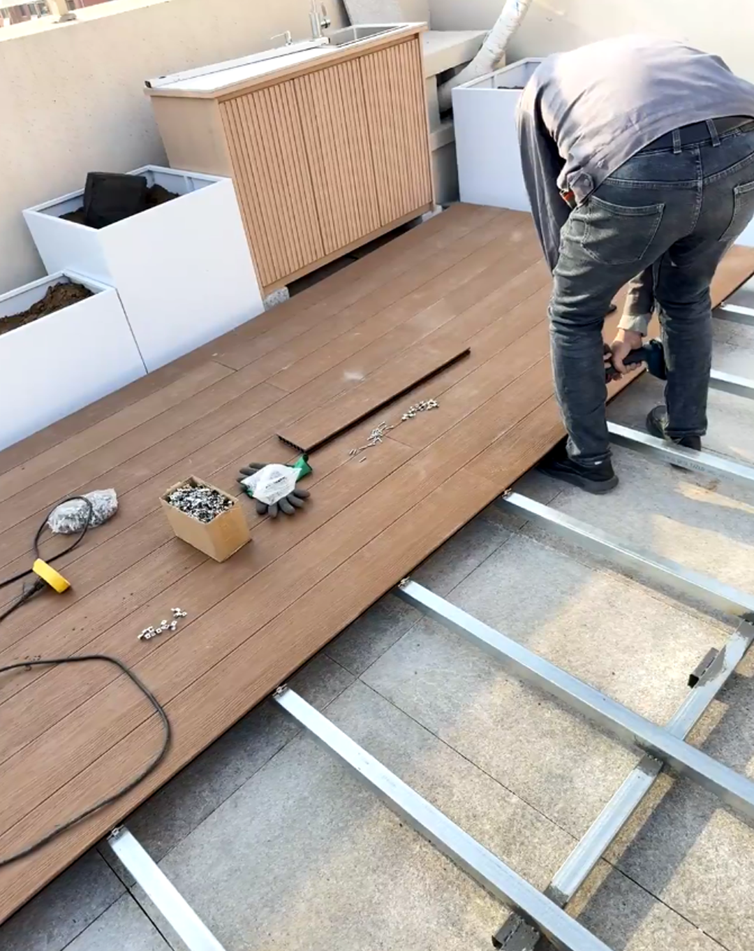 Cómo instalar una plataforma hueca de WPC